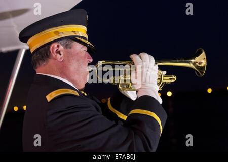 Freeport, New York, USA. 10. September 2014. Ein Hornist spielt Hähne in der Nacht an Bord des Bootes Miss Freeport V, die nach einem Dockside-Gedenkveranstaltung zu Ehren der Opfer der Terroranschläge des 11. September 2001 aus dem Woodcleft-Kanal von Freeport Seemeilen gesegelt. American Legion, Patriot Guard Riders und Kapitän Frank Rizzo veranstaltet die Zeremonien am Vorabend des 13. Jahrestag von 9/11 Angriffe. © Ann Parry/ZUMA Draht/Alamy Live-Nachrichten Stockfoto