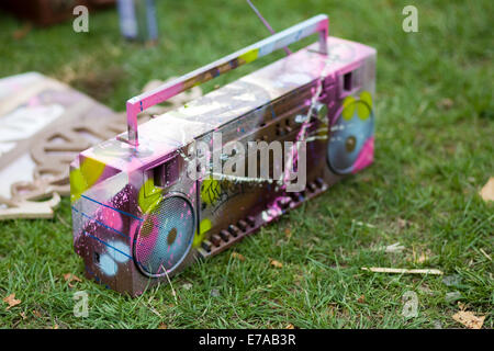 Spritzlackiert Radio auf dem Gras Stockfoto