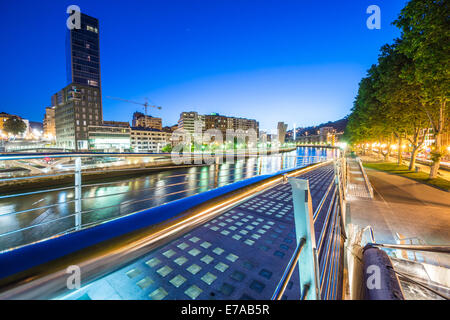 einen Blick auf Bilbao Fluss von einer Brücke in die Mitte der Stadt Stockfoto