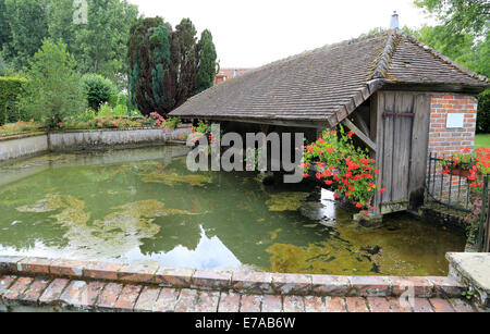 Quelle der le Loir Fluss, Teich und Waschhaus (laverie) am Chemin de Vieux Lavoir, Saint eman, Eure et Loir, Centre, Frankreich Stockfoto