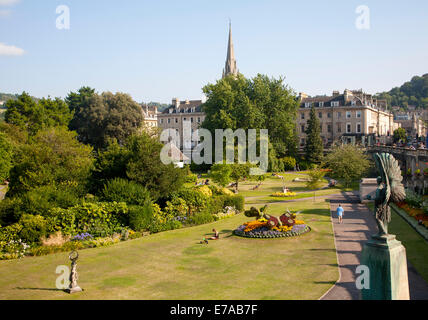 Öffentlicher Park Parade Gardens im Zentrum von Bath, Somerset, England mit Kirchturm im Hintergrund Stockfoto