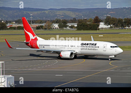 Ein Qantas Boeing 737-800 Flugzeuge docken an einer Airbridge am Flughafen Adelaide Australien wird vorbereitet Stockfoto