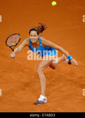 Ana Ivanovic Serbiens kehrt den Ball in Deutschlands Julia Goerges in ihrem zweiten Vorrundenspiel für die WTA-Tennis-Turnier in Stuttgart, Deutschland, 24. April 2014. Foto: DANIEL MAURER/dpa Stockfoto