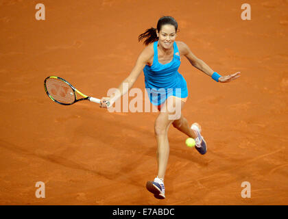 Ana Ivanovic Serbiens kehrt den Ball in Deutschlands Julia Goerges in ihrem zweiten Vorrundenspiel für die WTA-Tennis-Turnier in Stuttgart, Deutschland, 24. April 2014. Foto: DANIEL MAURER/dpa Stockfoto