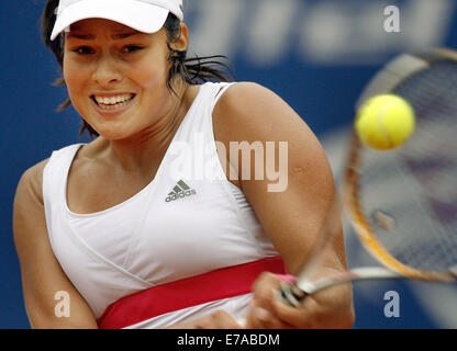 Pro Ana Ivanovic eine Zweihand-Rückhand während ihr Viertelfinale trifft serbischen Tennis-match gegen Schweizer Patty Schnyder in der Qatar Telecom German Open in Berlin, Deutschland, 11. Mai 2007. Ivanovic Niederlagen Schnyder 7-5, 3-6, 6-4 und bewegt sich bis ins Halbfinale. Foto: Wolfgang Kumm Stockfoto