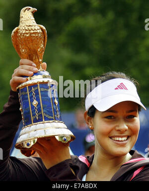 Berlin, Deutschland. 13. Mai 2007. Serbische Tennis präsentiert pro Ana Ivanovic glücklich ihre Trophäe nach dem Finale der Qatar Telecom German Open in Berlin, Deutschland, 13. Mai 2007. Ivanovic besiegten russische Kuznetsova, 3-6, 6-4 und 7-6. Foto: Wolfgang Kumm/Dpa/Alamy Live News Stockfoto