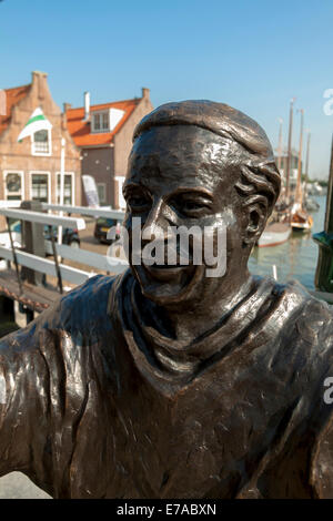 Eine Skulptur namens "De Monnik" (The Monk ") und im Hintergrund der Hafen von Monnickendam, Nordholland, Niederlande. Stockfoto