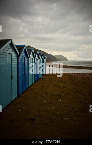 Strandhütten in Regen, Charmouth, Jurassic Coast, Dorset, England, UK. Stockfoto