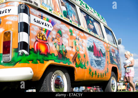 Irischen Themen bemalten VW Volkswagen Wohnmobil bei einer VW-Show.  England Stockfoto