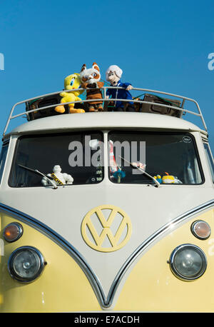 Gelb und Creme VW Split Screen Volkswagen Wohnmobil bei einer VW-Show.  England Stockfoto