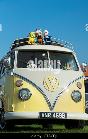 Gelb und Creme VW Split Screen Volkswagen Wohnmobil bei einer VW-Show.  England Stockfoto