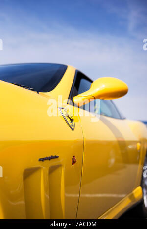 Gelben Ferrari gegen blauen Himmel. Selektiven Fokus Stockfoto