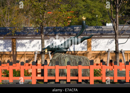 Fox (Kitsune) hält einen Schlüssel im Maul am Fushimi Inari-Taisha-Schrein in Kyoto Japan Stockfoto