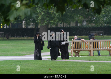 London, UK. 11. September 2014. Muslimische Frauen, die zu Fuß in Grosvenor Square gegenüber der amerikanischen Botschaft, die die Flagge auf Halbmast zum 13. Jahrestag der Anschläge in New York und Washington DC Credit 11. September 2001: Amer Ghazzal/Alamy Live-Nachrichten Stockfoto