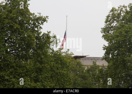 London, UK. 11. September 2014.  Floral Tribute befinden sich am Denkmal gegenüber der amerikanischen Botschaft in Grosvenor Square, die die Flagge auf Halbmast zum 13. Jahrestag der Anschläge in New York und Washington DC Credit 11. September 2001: Amer Ghazzal/Alamy Live-Nachrichten Stockfoto