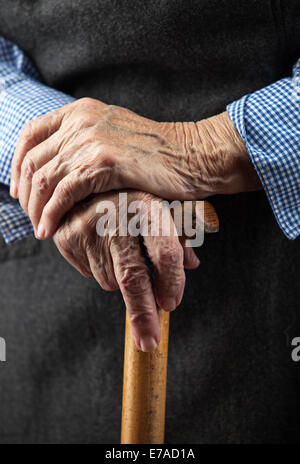 Nahaufnahme von senior Frauenhand auf hölzernen Gehstock Stockfoto