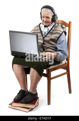 Ältere Frau mit Laptop-Computer isoliert auf weiss Stockfoto