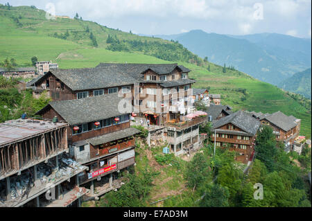 Berghütten im Longji (Dragon es Backbone) terrassierten Reisfelder, China Stockfoto