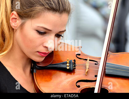 London, England, Vereinigtes Königreich. Junge Frau, die als Straßenmusikant auf der Geige auf dem Trafalgar Square Stockfoto