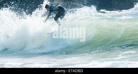 Juni 2014: Lauffeuer der Surfer auf einer Welle an der Challaborough Bay, South Devon, England Stockfoto