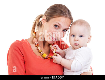 Kaukasische Frau und Baby jungen spielen mit Krankenpflege Halskette über weiß Stockfoto