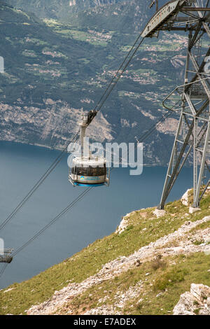 Der Monte Baldo Seilbahn klettert den Berg hinauf von Malcesine über dem Gardasee in Norditalien Stockfoto