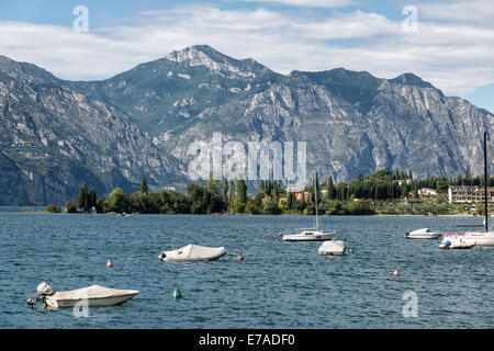 Auf der Nord-Westküste des Gardasees die Berge bilden eine eindrucksvolle Kulisse für die wunderschönen Landzunge von Val Di Sogno Stockfoto