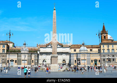 Menschen zu Fuß auf der Piazza del Popolo in Rom. Stockfoto