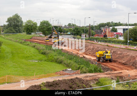 Arbeiten Sie zur Stärkung der Hochwasserschutzanlagen in Tamworth in den Midlands UK durchgeführt werden. Stockfoto