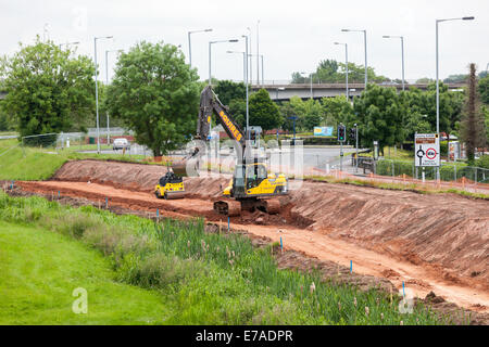 Arbeiten Sie zur Stärkung der Hochwasserschutzanlagen in Tamworth in den Midlands UK durchgeführt werden. Stockfoto