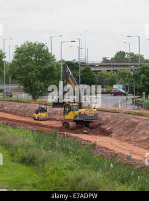 Arbeiten Sie zur Stärkung der Hochwasserschutzanlagen in Tamworth in den Midlands UK durchgeführt werden. Stockfoto