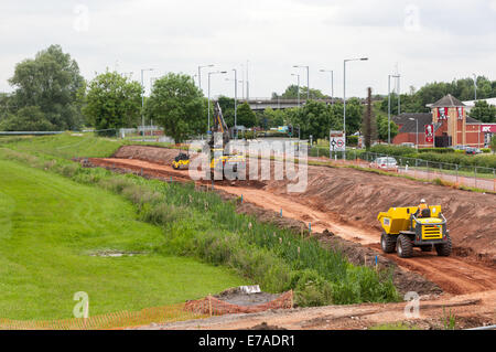 Arbeiten Sie zur Stärkung der Hochwasserschutzanlagen in Tamworth in den Midlands UK durchgeführt werden. Stockfoto