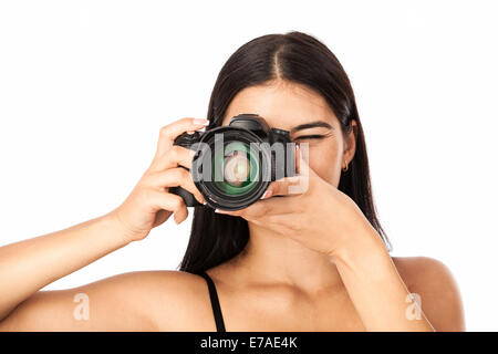 Closeup Portrait einer jungen Frau, die mit einer Kamera über weiß Stockfoto