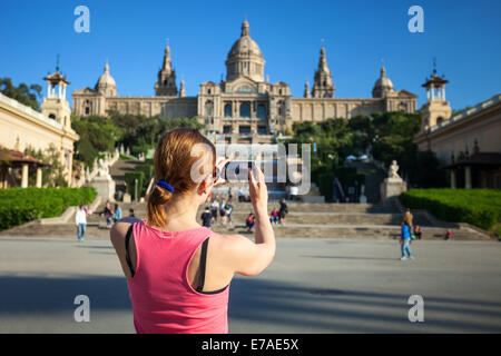 BARCELONA - 16. April 2014: Junge Frau unter Bild des katalanischen National Museum für Kunst (MNAC) Stockfoto