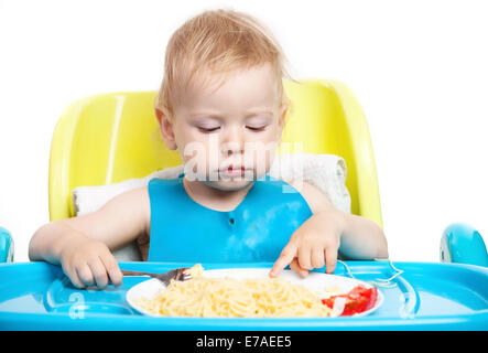 Kleine blonde junge Essen Spaghetti mit Gabel Stockfoto