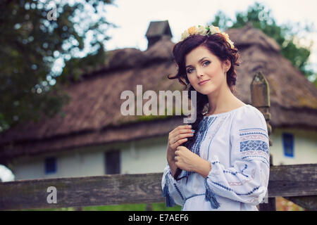 Junge schöne Frau in der traditionellen ukrainischen Kleidung Stockfoto