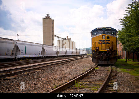 Auf den kommenden CSX Diesel Lokomotiven und Industriebahnen Autos auf den Gleisen in Kingsport, Tennessee Stockfoto