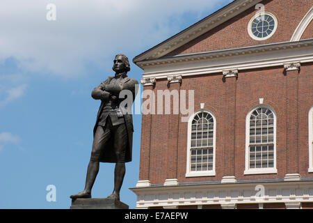 Massachusetts, Boston. Freedom Trail, Faneuil Hall. Samuel Adams-Statue vor der historischen Faneuil Hall. Stockfoto