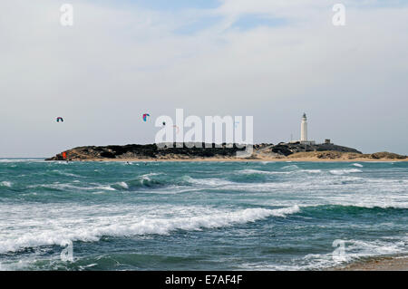 Playa de Caños de Meca, Strand, Kitesurfer, Cabo de Trafalgar auf der Rückseite, Leuchtturm, Barbate, Provinz Cadiz, Andalusien Stockfoto