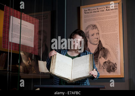 Edinburgh, Schottland. 10. September 2014. Das Originalmanuskript von Sir Walter Scott "Waverley" - Fiktion des ersten weltweiten Bestseller - geht auf Anzeige heute in der National Library of Scotland in Edinburgh. Helen Vincent, Leiter der seltenen Bücher und Musik hat einen genauen Blick auf die 200 Jahre alten Manuskript. Bildnachweis: GARY DOAK/Alamy Live-Nachrichten Stockfoto