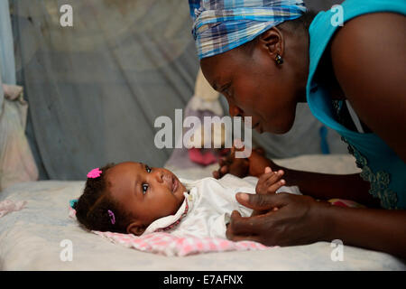 Mutter mit Baby, Camp Icare für Erdbeben Flüchtlinge, Fort National, Port-au-Prince, Haiti Stockfoto