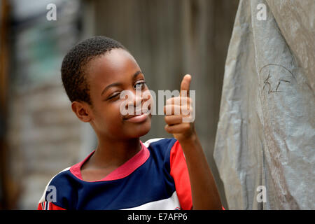 Junge zwinkert und geben seinen Daumen nach oben, Camp Icare für Erdbeben Flüchtlinge, Fort National, Port-au-Prince, Haiti Stockfoto