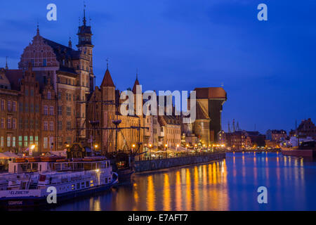 Blick auf historische Häuser am Kanal von der Stagiewna Brücke, Śródmieście, Danzig, Pommersche Woiwodschaft, Polen Stockfoto