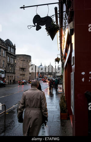 Ein Mann geht vor dem Elefantenhaus. Gourmet-Tee & Kaffeehaus und Restaurant. Edinburgh, Schottland. Stockfoto