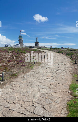 Leuchtturm und Marian Denkmal Notre-Dame des Naufrages, Pointe du Raz, Cap Sizun Halbinsel, Département Finistère, Bretagne Stockfoto