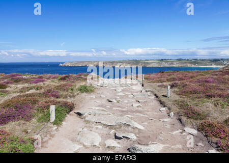 Blick vom Pointe du Raz, Pointe du Van, Halbinsel Cap Sizun, Département Finistère, Bretagne, Frankreich Stockfoto