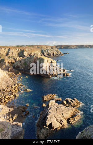 Blick vom Pointe du Van, Pointe du Raz, Halbinsel Cap Sizun, Département Finistère, Bretagne, Frankreich Stockfoto