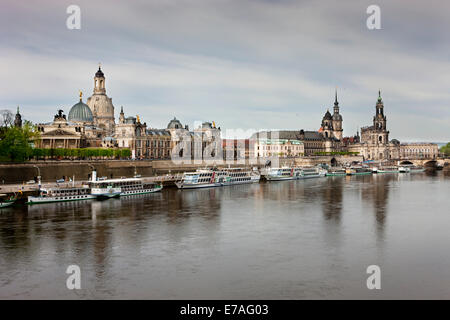 Blick über die Elbe mit dem historischen Stadtteil hinter, Dresden, Sachsen, Deutschland Stockfoto