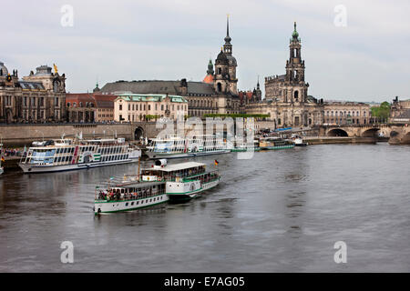 Blick über die Elbe mit dem historischen Stadtteil hinter, Dresden, Sachsen, Deutschland Stockfoto