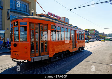 Die historische Straßenbahn der F-Linie am Fishermans Wharf, San Francisco, Kalifornien, USA Stockfoto